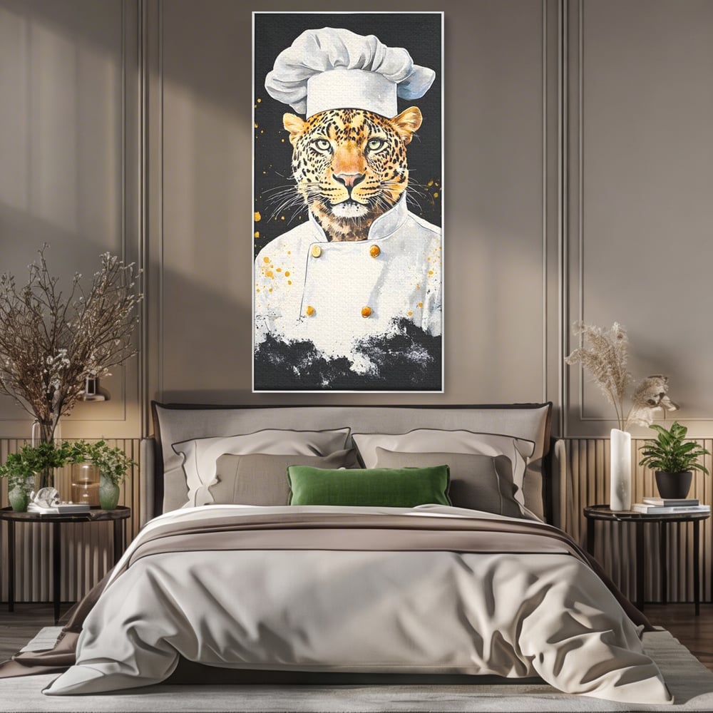 Tablou canvas cu tablou canvas cu leopard bucatar, in rama de aluminiu argintiu, pe perete intr-un dormitor